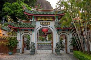 Temple de la roche du soleil, nommé à l'origine couvent de lotus, à gulangyu, xiamen, chine photo