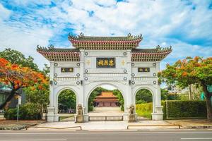 porte d'entrée du sanctuaire des martyrs à tainan, taiwan photo