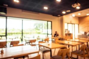 flou abstrait et défocalisation de l'intérieur du café du restaurant photo