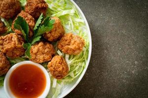 boulettes de crevettes bouillies avec sauce épicée photo