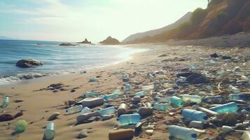 Plastique bouteilles sur le plage avec l'eau et rochers photo