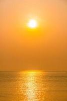 beau lever de soleil sur la plage et la mer photo