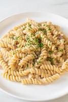 spirali ou sauce à la crème de champignons de pâtes en spirale avec du persil - style de cuisine italienne photo