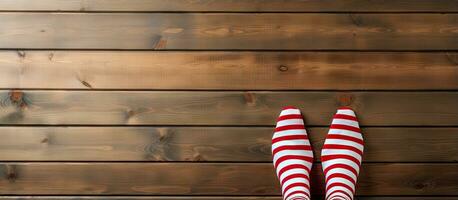 vide espace sur une en bois bureau pour votre décoration avec une femme s jambes dans chaussettes photo