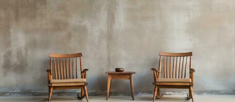 sur une ciment porche dans de face de le maison là sont deux vieux en bois chaises et une brillant ciment mur photo