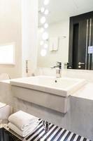 évier blanc et décoration de robinet dans la salle de bain