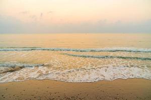belle plage et mer à l'heure du lever du soleil photo