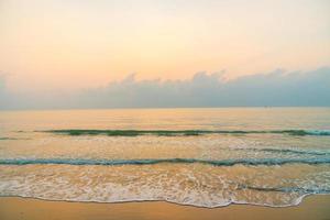 belle plage et mer à l'heure du lever du soleil photo