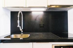 décoration de robinet et évier dans la salle de cuisine photo