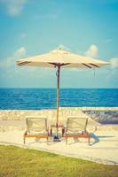 parasol et chaise avec vue sur la mer