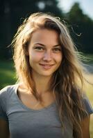 photo de une souriant femme avec longue cheveux à la recherche directement à le caméra