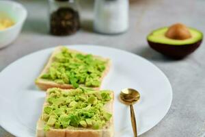 toasts avec Avocat sur plaque, en bonne santé nutrition photo