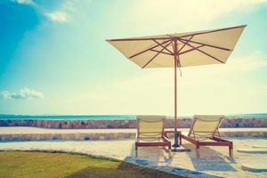 parasol et chaise avec vue sur la mer