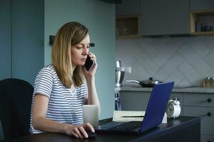 femme travail à distance de Accueil bureau, en utilisant portable photo