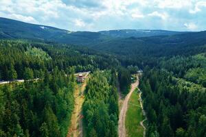 aérien vue de montagnes avec ouvert câble voitures ascenseur, Karpacz, Pologne photo