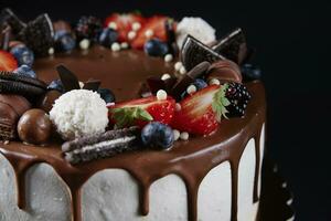 gâteau décoré avec fraise et Chocolat sur foncé Contexte photo