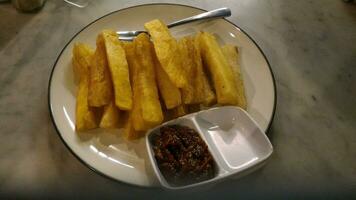 frit patates avec sauce et ketchup photo