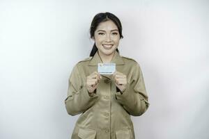 souriant gouvernement ouvrier femme en portant indonésien id carte. pns portant kaki uniforme. photo