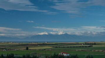 paysage avec ciel, des nuages, terres agricoles et Olympe Montagne photo