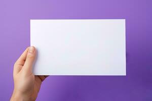 une Humain main en portant une Vide feuille de blanc papier ou carte isolé sur violet Contexte. ai généré photo