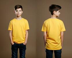 de face et retour vues de une peu garçon portant une Jaune T-shirt. ai généré photo