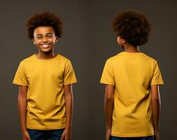 de face et retour vues de une peu garçon portant une Jaune T-shirt. ai généré photo