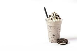 biscuits et crème Milk-shake dans une à emporter tasse isolé sur blanc Contexte avec copie espace. ai généré photo