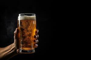une Masculin main en portant en haut une verre de Bière isolé sur une noir Contexte avec copie espace. ai généré photo