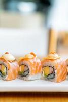 sushi de rouleau de saumon avec du fromage sur le dessus - style de cuisine japonaise
