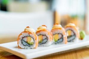 sushi de rouleau de saumon avec du fromage sur le dessus - style de cuisine japonaise