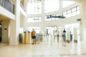 flou abstrait et étagère défocalisée dans la bibliothèque photo