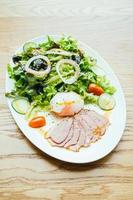 magret de canard avec salade de légumes photo