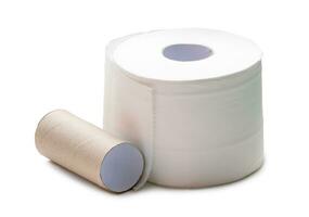 Célibataire rouleau de blanc tissu papier ou serviette de table avec papier coeur préparé pour utilisation dans toilette ou salle de repos isolé sur blanc Contexte avec coupure chemin. photo