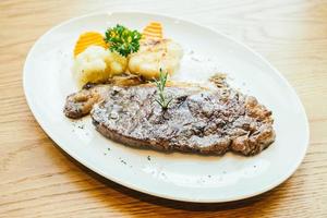 steak de viande de boeuf grillé aux légumes photo