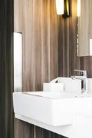 lavabo et robinet modernes blancs dans la salle de bain photo