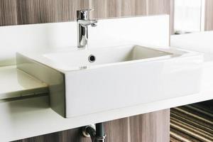 lavabo et robinet modernes blancs dans la salle de bain photo
