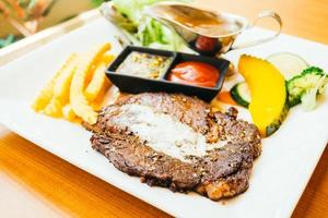 steak de viande de boeuf grillé aux légumes photo