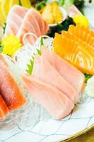 viande de poisson sashimi crue et fraîche photo