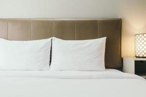 oreiller blanc sur le lit photo