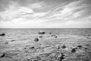 des pierres et rochers sur le baltique côte dans le mer dans noir et blanche. paysage coup photo