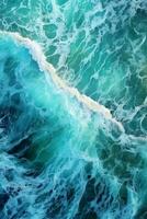 inspirante aérien vue de turbulent bleu des eaux avec vagues et blanc mousse crêtes - ai généré photo