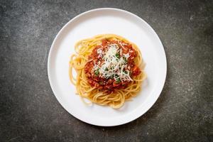 spaghettis au porc bolognaise ou spaghettis à la sauce tomate au porc haché - style cuisine italienne photo