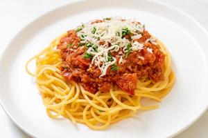 spaghettis au porc bolognaise ou spaghettis à la sauce tomate au porc haché - style cuisine italienne