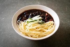 jajangmyeon ou jjajangmyeon est une nouille coréenne à la sauce noire photo