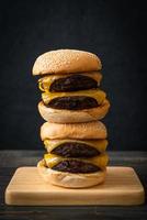 hamburgers ou hamburgers de boeuf avec du fromage - style de nourriture malsaine photo