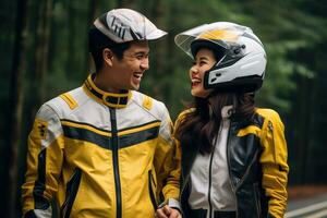 Jeune cool couple portant moto équipement et casques, ai généré photo