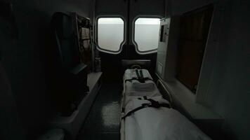 à l'intérieur un ambulance voiture photo