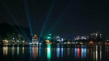 tortue la tour à hoan kiem Lac dans nuit Hanoï, vietnam photo