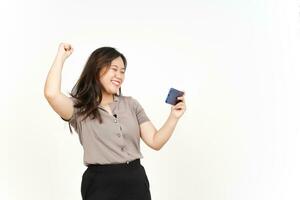 jouer au jeu mobile sur smartphone d'une belle femme asiatique isolée sur fond blanc photo