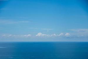 mer avec ciel bleu journée ensoleillée photo